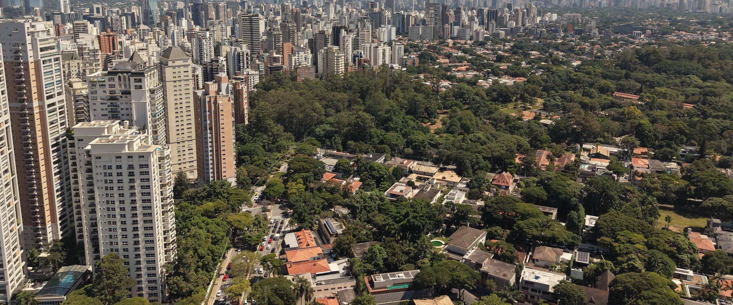 Torres, casas e a mata do Parque Ibirapuera vistas do alto, imagem de marcação do bairro