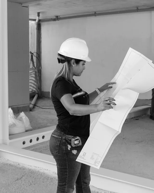 Engenheira confere o projeto na obra do Ibira Work. Foto.