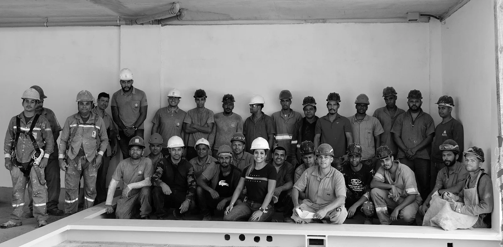 Equipe de obra do Ibira Work reunida no canteiro. Foto.