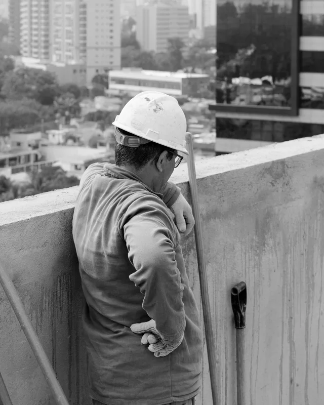 Profissional na obra do Boulevard Ibirapuera. Foto.